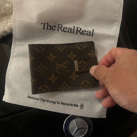 Like New & 100% authentic Louis Vuitton Unisex Wallet. Great for cards & money. - Picture 4 of 12